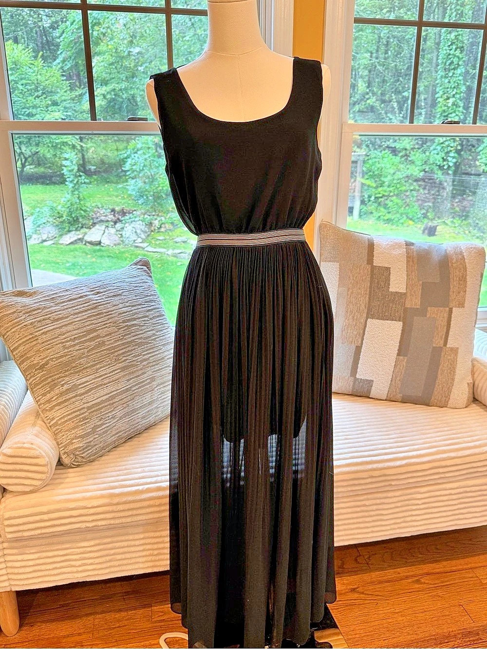 Guess Black Sleeveless Pleated Maxi Dress Size Small Like New